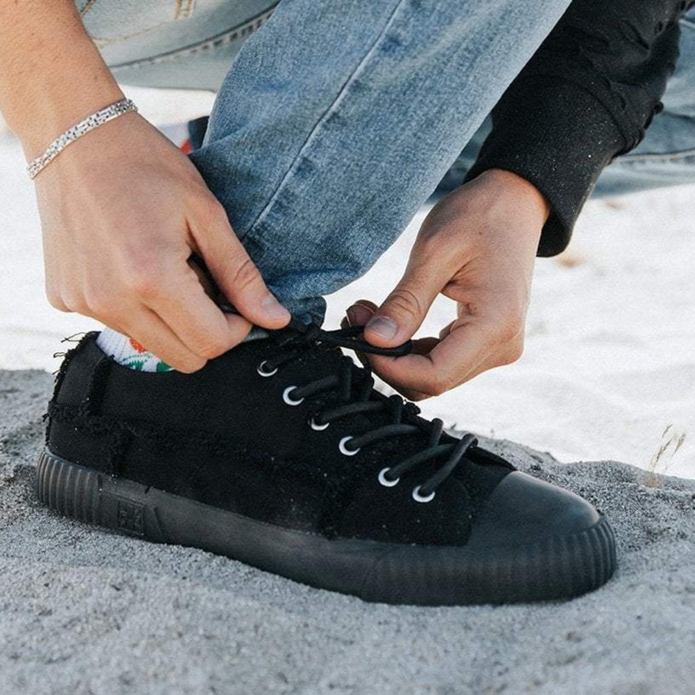 T.U.K Black Sneakers Classic Low-Top Design NEW Men's 9
